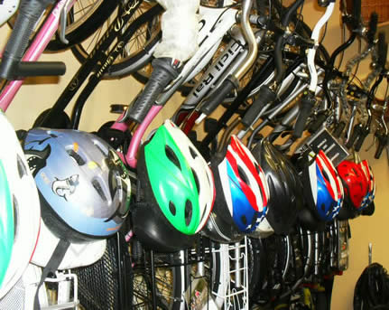 Alcune biciclette ed elmetti nel negozio